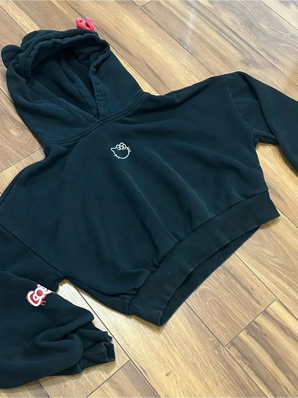 Hello Kitty black cropped